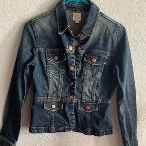 🔵Old Navy women’s denim jacket w/ fading & distressing.